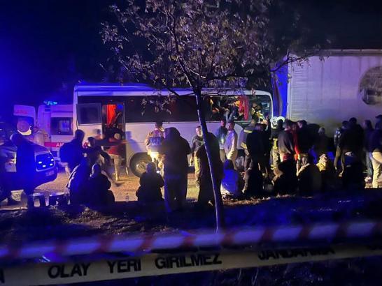Tarım işçilerini taşıyan midibüs ile TIR çarpıştı: 17 yaralı