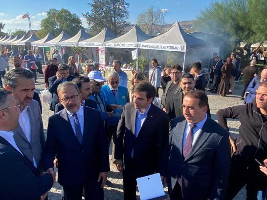 Kasapoğlu, Alaşehir standını ziyaret etti