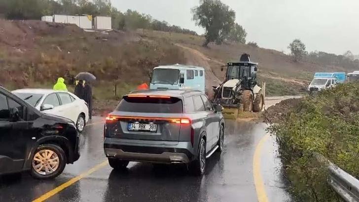 Şile'de iki bölgede toprak kaydı; yol trafiğe kapandı