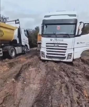 Çatalca’da sağanak sonrası yol bataklığa döndü; kamyonlar mahsur kaldı
