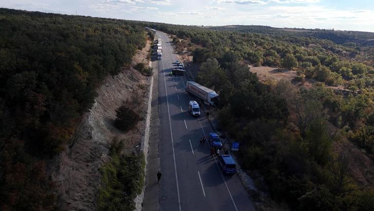 Kamyonet, karşı şeride geçen TIR'a çarpıp devrildi; 4 yaralı