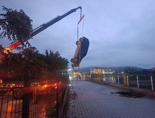 Çorum'da yolda oluşan çukura otomobil düştü