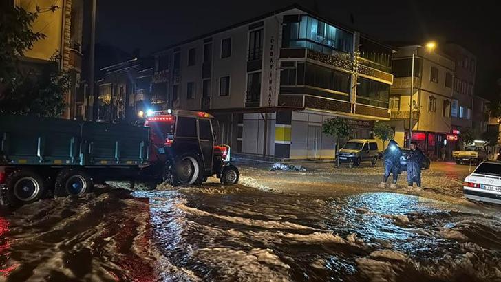 Sakarya’da sağanak; cadde ve sokaklar göle döndü