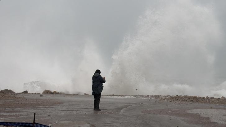 Amasra'da fırtına; dalga boyu 6 metreye ulaştı