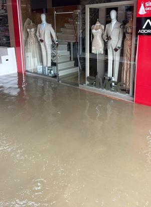 Zonguldak'ta sağanak; dereler taştı, istinat duvarı çöktü
