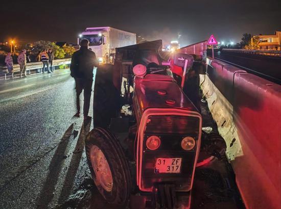 TIR ile çarpışan traktörün sürücüsü öldü