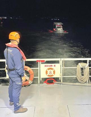 Çanakkale Boğazı'nda sürüklenen tekne kurtarıldı