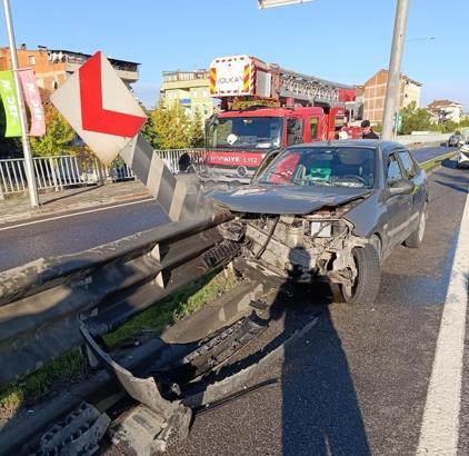 Bariyerlerin saplandığı otomobildeki çift yaralandı