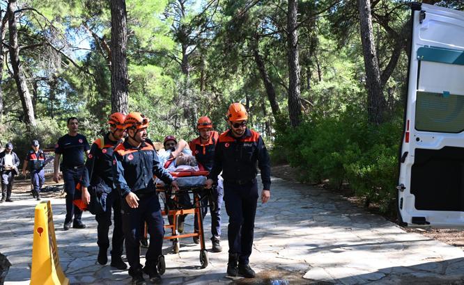 Şelalede gezerken 6 metreden düşen Rus turist kurtarıldı