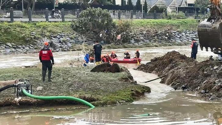 Kağıthane’de selde kaybolanları aramak için göletle dere arasına kanal açıldı