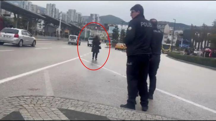 Eşinin, çocuklarını göstermediğini iddia edip, boğazına bıçak dayadı