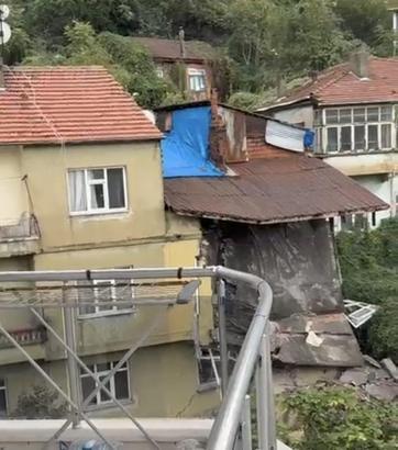 Sağanak nedeniyle dün bir duvarı yıkılan ev bugün çöktü