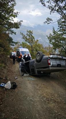Freni tutmayan kamyonet takla attı; 2 yaralı