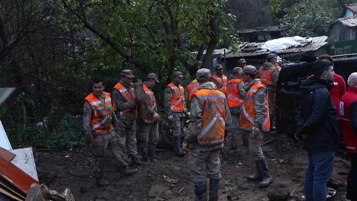 Ayazağa'da jandarma ekipleri sel sonrası temizlik çalışmalarına katıldı