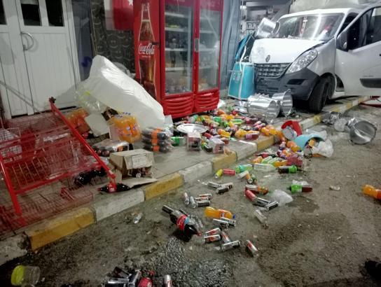 Sivas'ta kamyonet markete çarptı: 2 yaralı