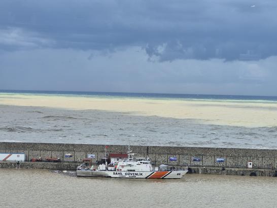 Zonguldak'ta sağanak sonrası denizin rengi değişti