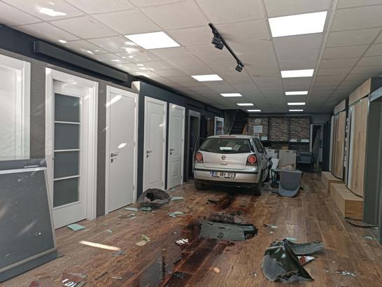 Otomobil, parke ve kapı satışı yapılan iş yerine daldı