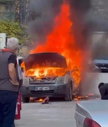Otoparkta park halindeki otomobil yandı