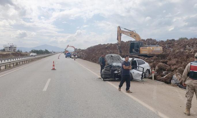 Bariyerlere çarpan otomobilin sürücüsü yaralandı