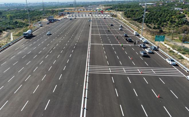 Mersin'de Çeşmeli-Taşucu Otoyolu'nun tamamlanan Kızkalesi kesimi trafiğe açıldı