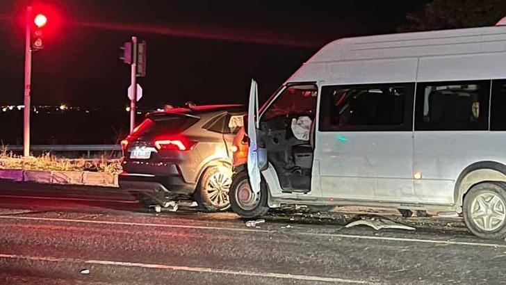 Adıyaman’da otomobil ile minibüs çarpıştı; 15 yaralı