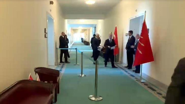 Yeni Partili Emir, Kılıçdaroğlu’nun odasının karşısındaki odasının önüne şerit çektirdi