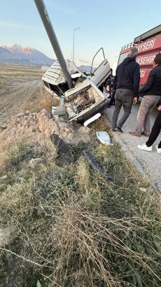 Develi'de  hafif ticari araç aydınlatma direğine çarptı: 1 yaralı