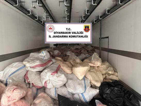 Diyarbakır’da 8 ton menşei belirsiz hayvansal yağ ve sakatat ele geçirildi