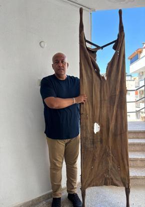 Çöpte bulduğu '1915' damgalı askeri sedyeyi, tarihe emanet etti