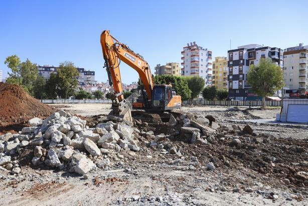 Mezitli Kent Meydanı Projesi'nde çalışmalar sürüyor
