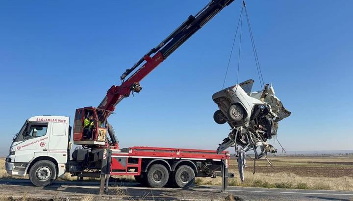 Otomobiller kafa kafaya çarpıştı: 4 ölü, 4 yaralı