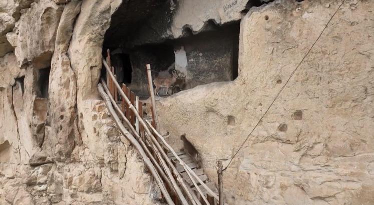 Tunceli’de 25 odalı tarihi ‘İn Delikleri’ne tırmanan yaban keçileri dronla görüntülendi
