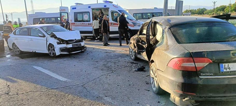Malatya'da otomobiller çarpıştı; 1'i ağır, 6 yaralı