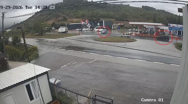 İkiye bölünen otomobilin sürücüsünün öldüğü kaza kamerada
