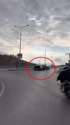 Sürücünün drift attığı otomobilin motosiklete çarptığı kaza kask kamerasında