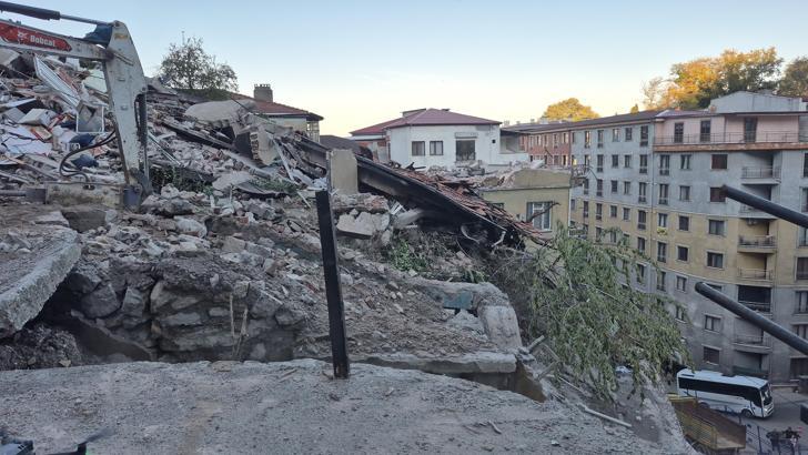 Zonguldak’ta çöken 3 katlı evin çevresindeki 7 bina tahliye edildi