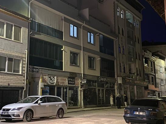 3’üncü kattaki evlerinin balkonundan düşüp, ağır yaralandı