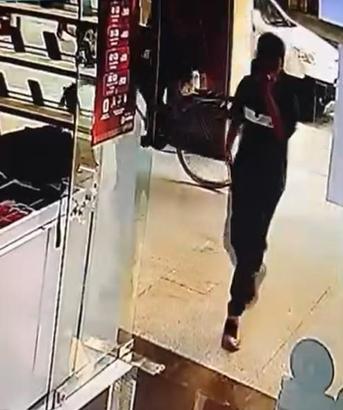 Gazoz içerek girdiği dükkanın vitrinindeki cep telefonunu çalıp kaçtı