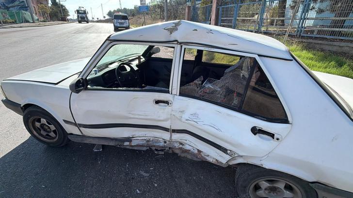 Kamyonet ile otomobil çarpıştı; 2 yaralı
