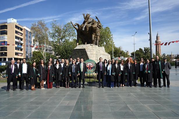 Antalya Barosu'nda yeni dönem Atatürk Anıtı'na çelenkle başladı