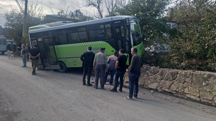 Özel halk otobüsü duvara çarptı: 10 yaralı
