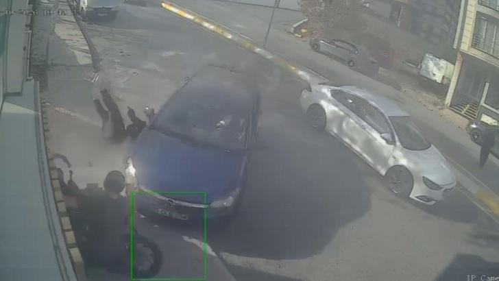 Esenyurt'ta motosiklete ve yayaya çarpan otomobil kamerada: 2 ağır yaralı