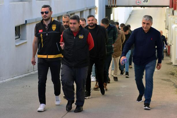 Adana merkezli 7 ilde kurgu trafik kazalarıyla sigorta şirketlerini dolandıran 80 şüpheli adliyede
