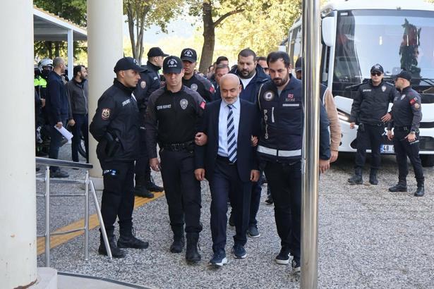 Milas Belediyesi'ne operasyonda Başkan Topuz ve oğlu da dahil 20 şüpheli adliyede