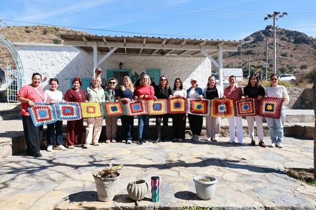 Bodrumlu kadınlar, sokak için 1400 motiften 53 metrelik gölgelik ördü