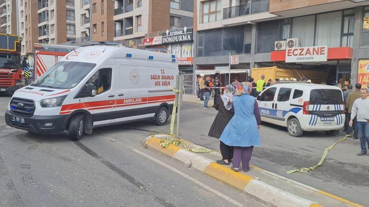 Pendik'te hafriyat kamyonu eczaneye daldı; yaralılar var -1