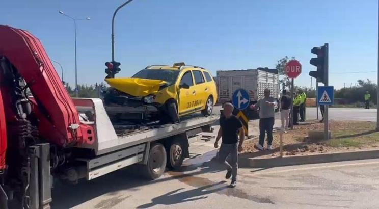 Silifke'de otomobil ile taksi çarpıştı: 1'i ağır 5 yaralı