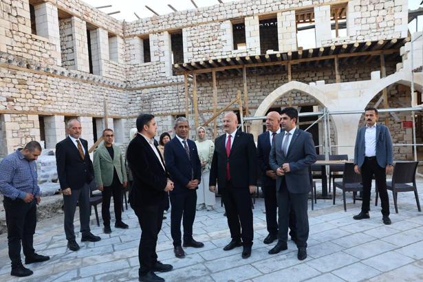 Vali Küçük Tarihi Tuz Hanı’ndaki restorasyon çalışmalarını inceledi