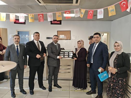 Gaziantep'te PTT'den müşterisine kuruluş yıl dönümü hediyesi