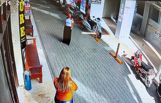 İş hanının dış cephesindeki cam, sokaktaki kadının yanına düştü; o anlar kamerada